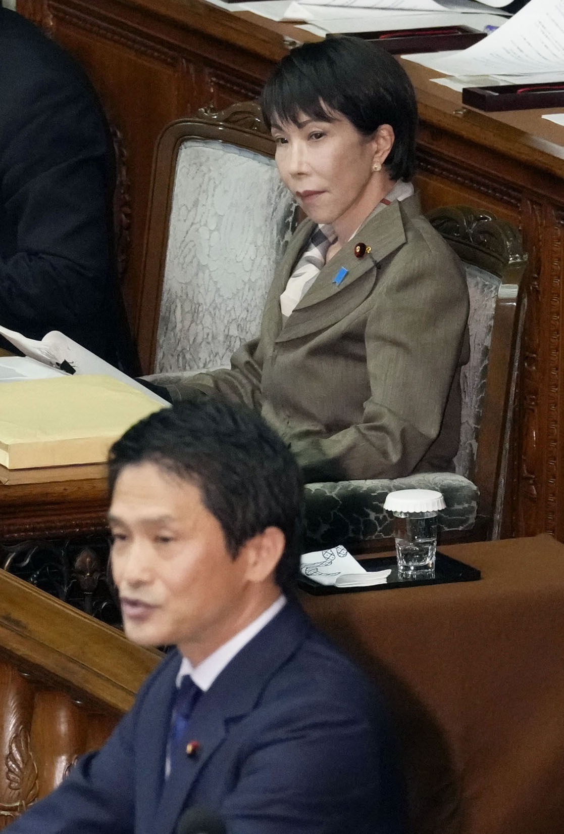 衆院本会議で中道改革連合の小川代表（手前）の代表質問を聞く高市首相（共同）