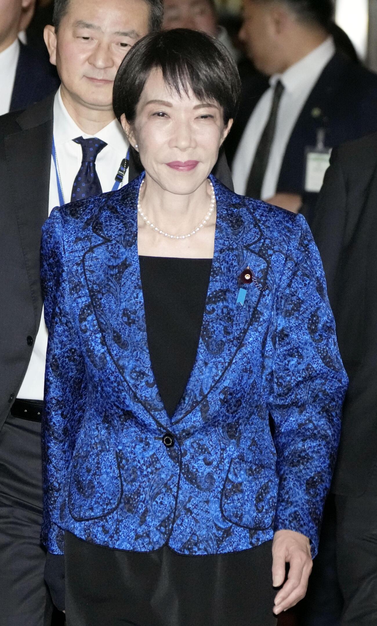 参院本会議に向かう高市首相＝25日午前（共同）