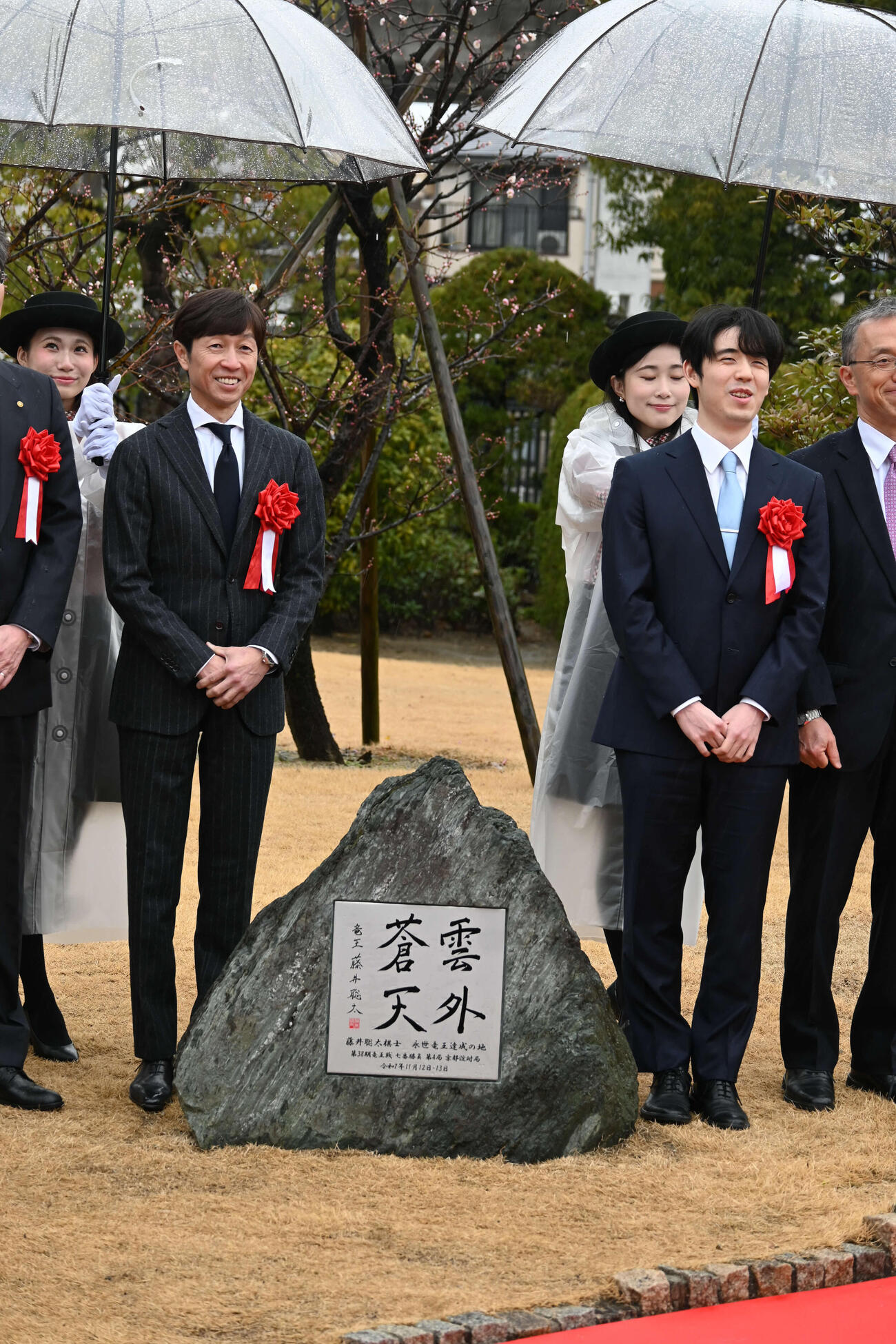 京都競馬場の建立された記念碑の除幕式に出席した武豊騎手（左）藤井聡太竜王（撮影・松浦隆司）