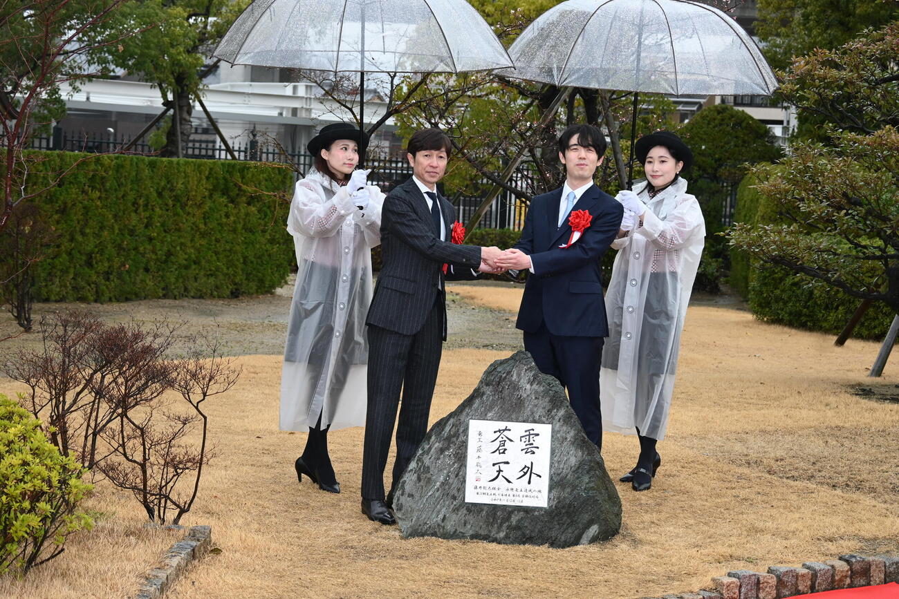 京都競馬場の建立された記念碑の除幕式に出席した武豊騎手（左）藤井聡太竜王（撮影・松浦隆司）