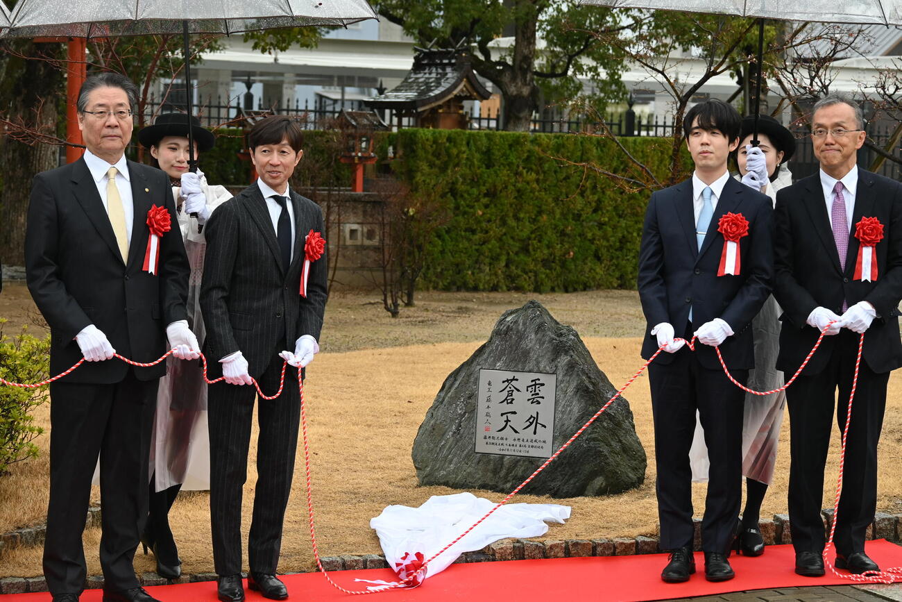 京都競馬場に建立された記念碑の除幕式に出席した武豊騎手（左から2人目）藤井聡太竜王（同3人目）（撮影・松浦隆司）