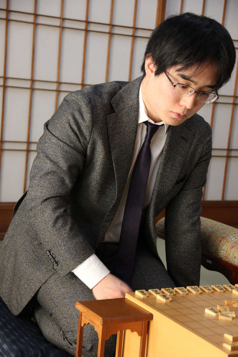 4勝4敗の佐々木勇気八段は最終局で勝ち越したい（日本将棋連盟提供）