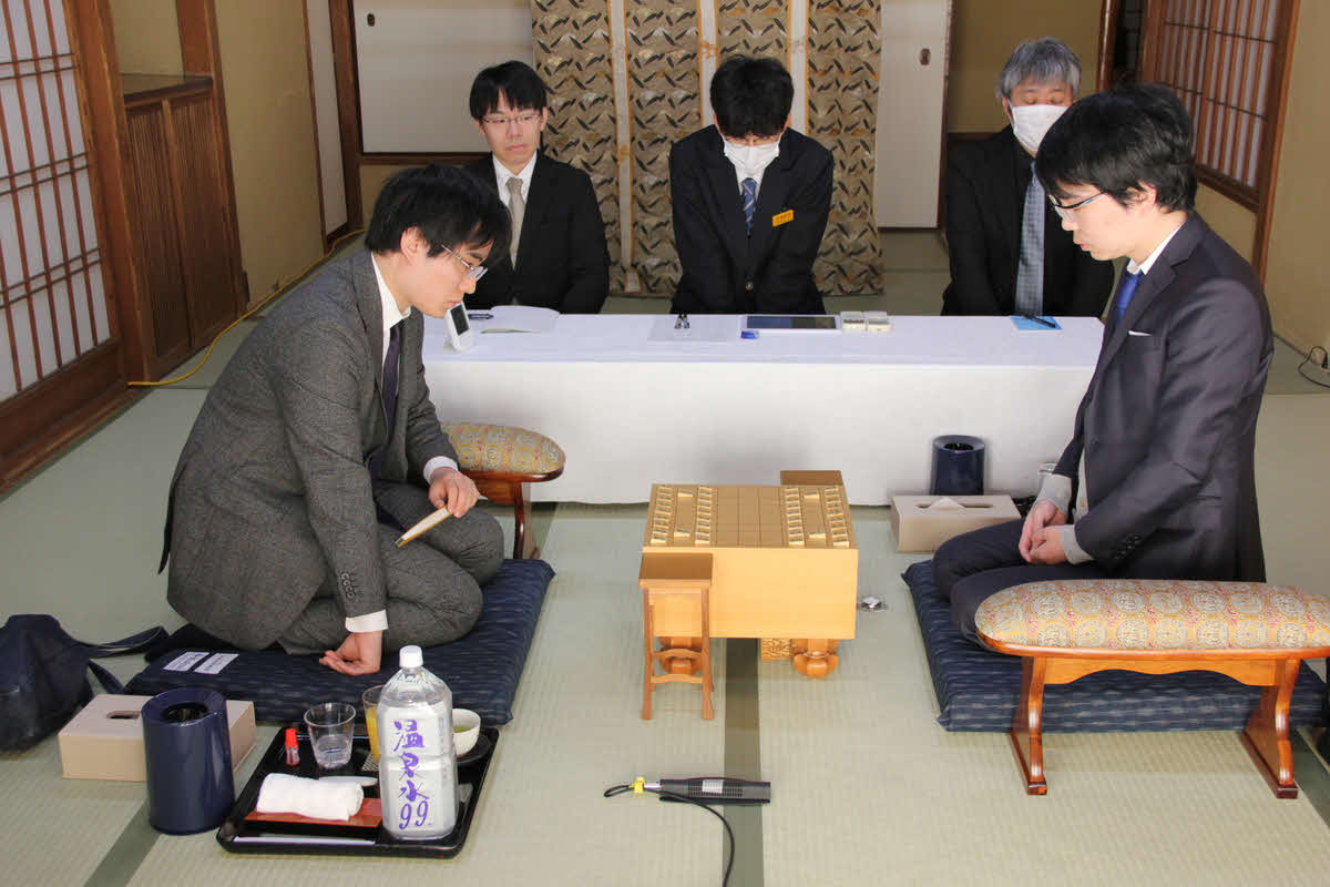 昨年と一昨年の竜王戦に挑戦した佐々木勇気八段（左）は豊島将之九段（右）と対局（日本将棋連盟提供）