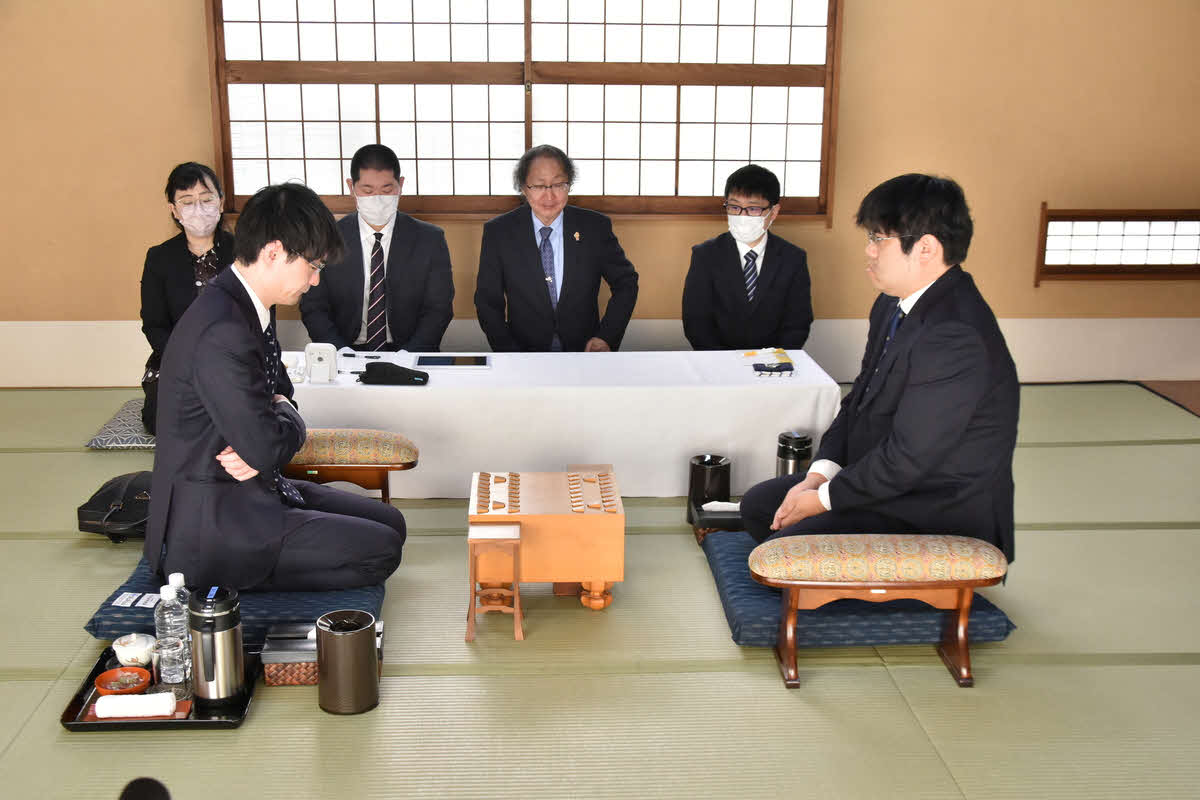 A級昇級1期目の近藤誠也八段（左）と名人戦初挑戦を目指す糸谷哲郎八段（右）が対戦（日本将棋連盟提供）
