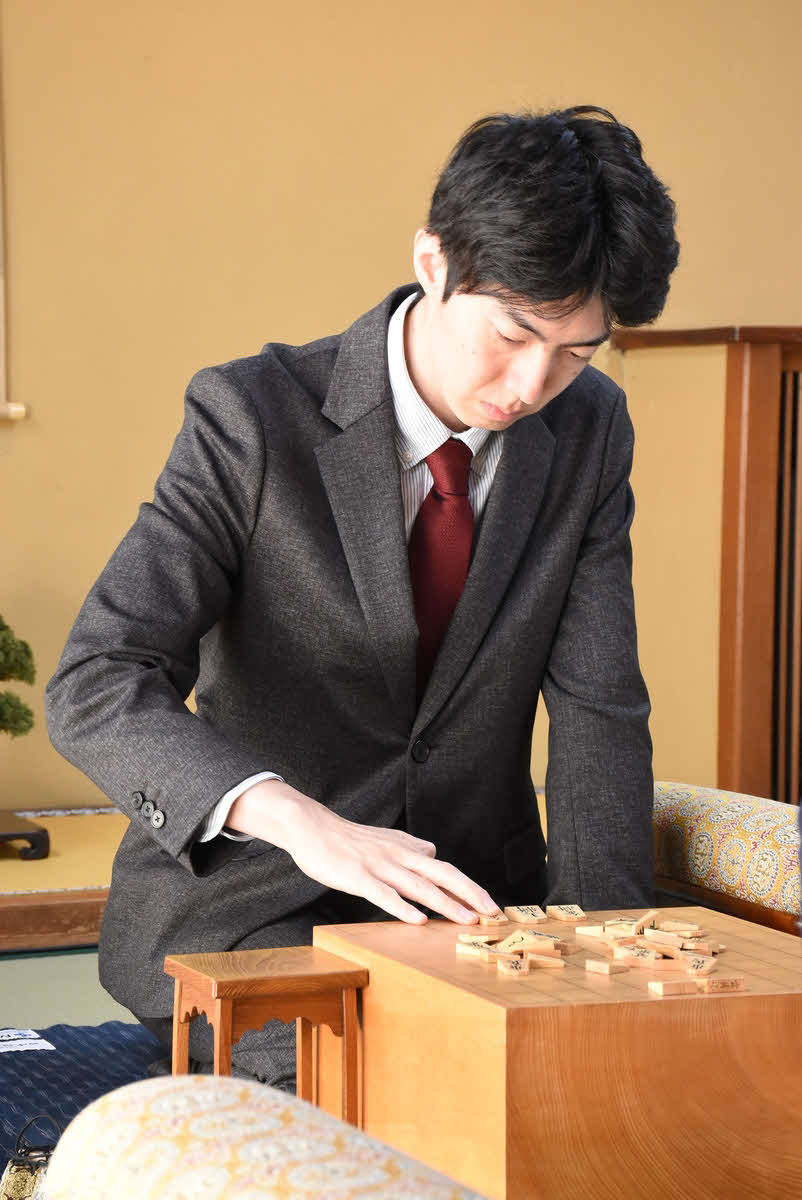 2勝6敗の中村太地八段は降級を避けられるか（日本将棋連盟提供）