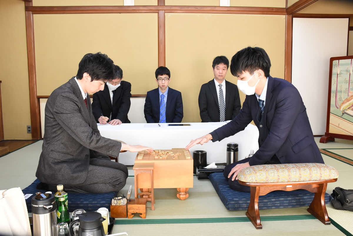 2勝6敗で降級候補の中村太地八段（左）は2年連続で棋王戦に挑戦している増田康宏八段（右）と激突（日本将棋連盟提供）