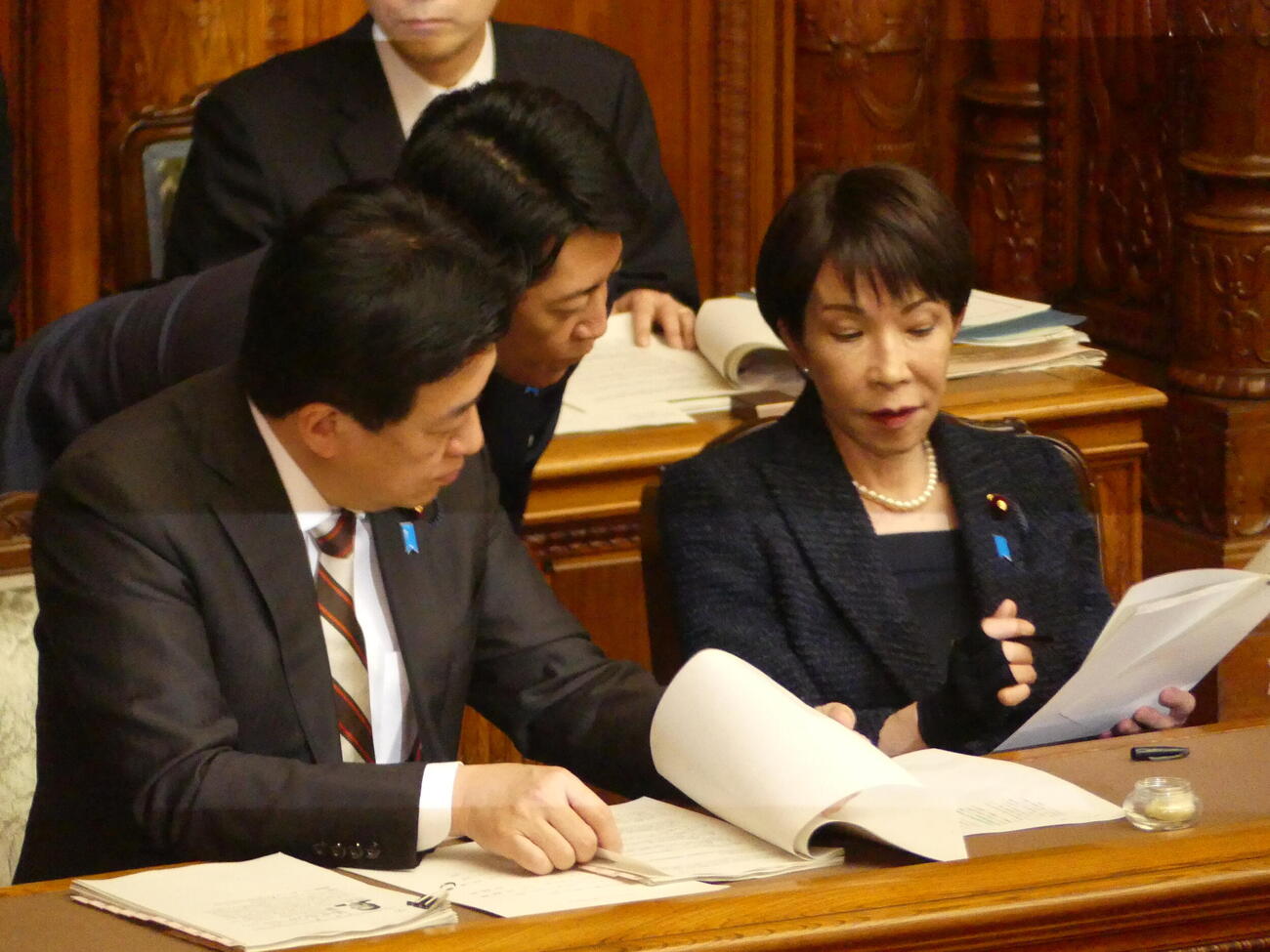 閣僚席で答弁内容について木原官房長官（左）らと打ち合わせる高市首相（撮影・中山知子）