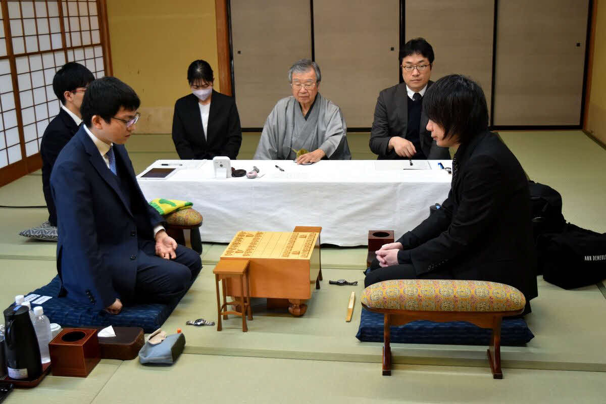 2年連続2回目の挑戦を目指す永瀬拓矢九段（左）は佐藤天彦九段（右）と対戦（日本将棋連盟提供）