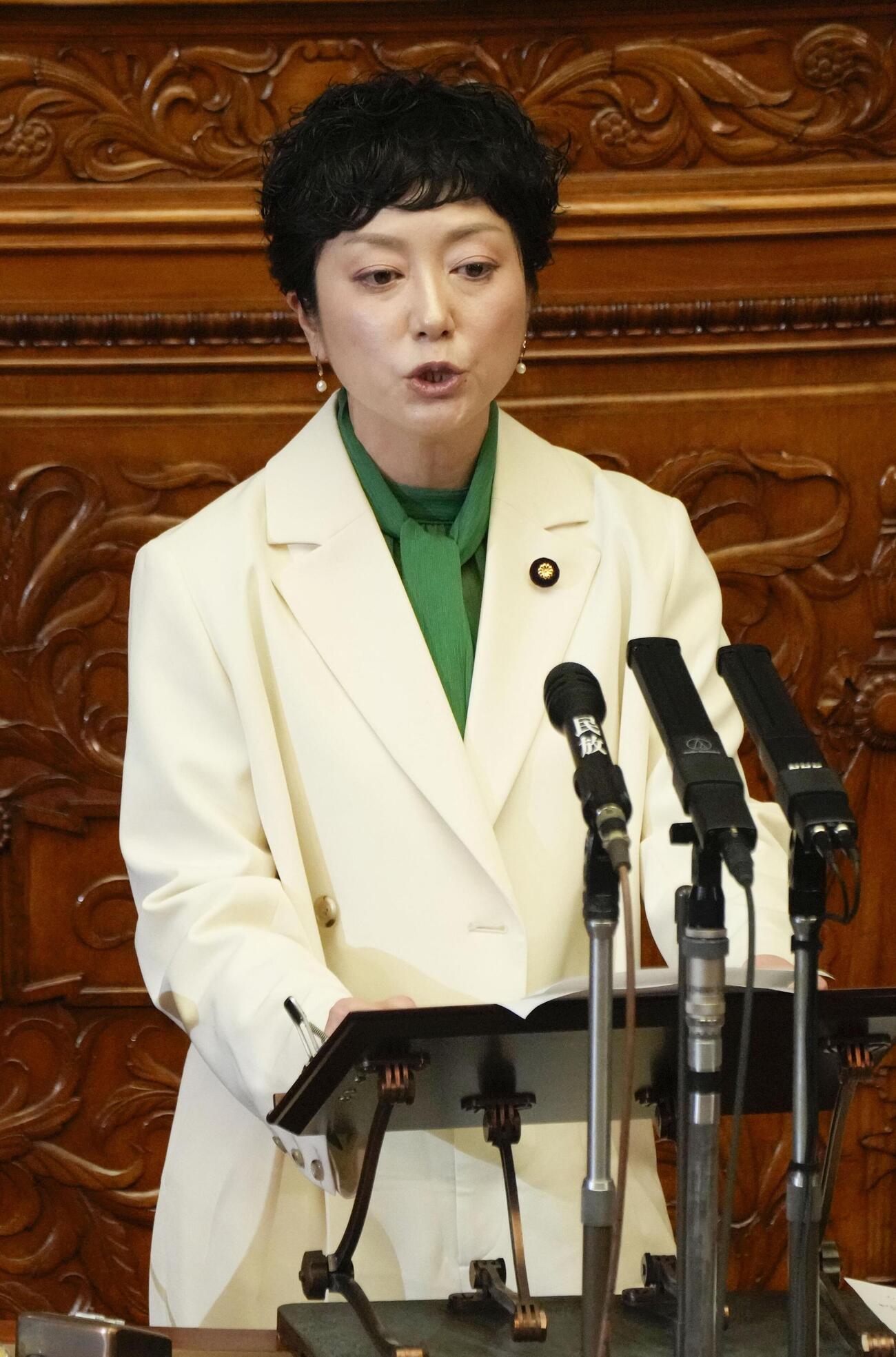 参院本会議で代表質問する奥田芙美代氏（共同）