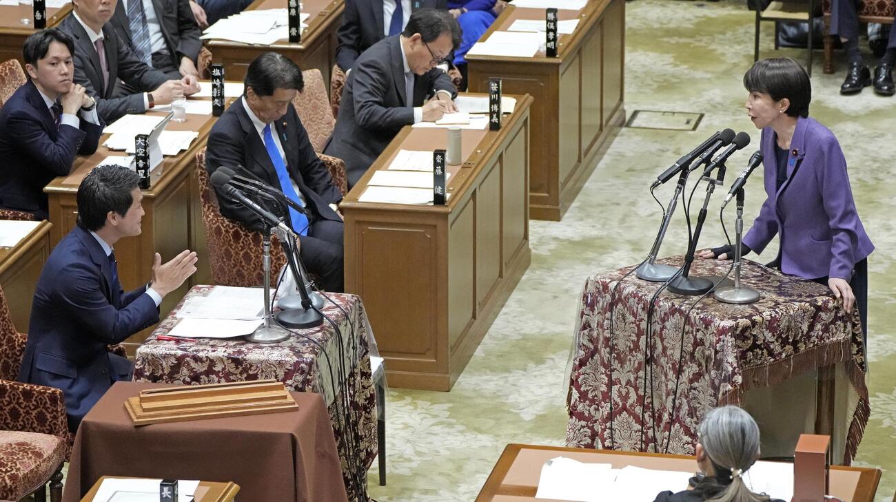 衆院予算委で、中道改革連合の小川代表（左手前）の質問に答弁する高市首相（共同）