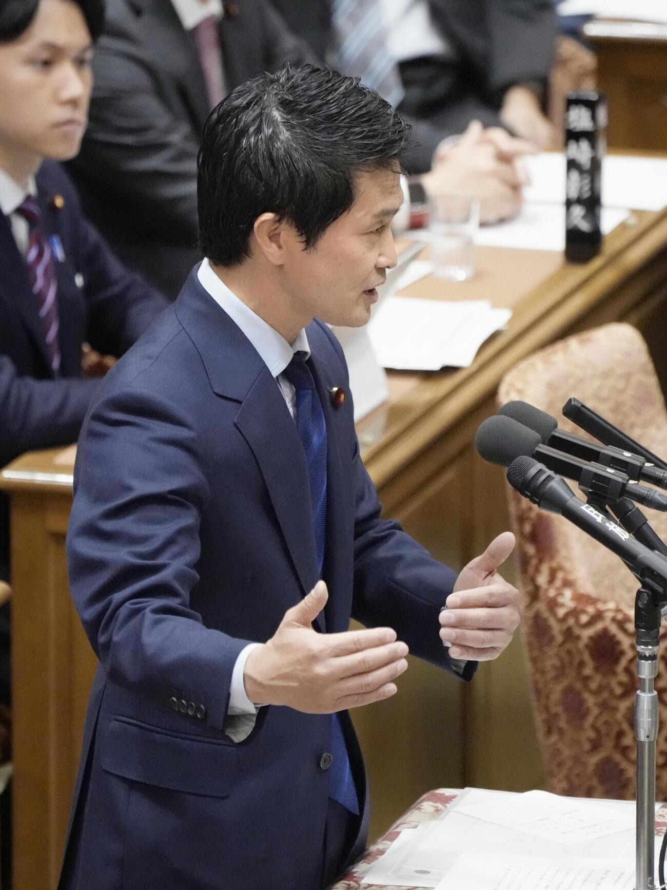 衆院予算委で質問する中道改革連合の小川代表（共同）