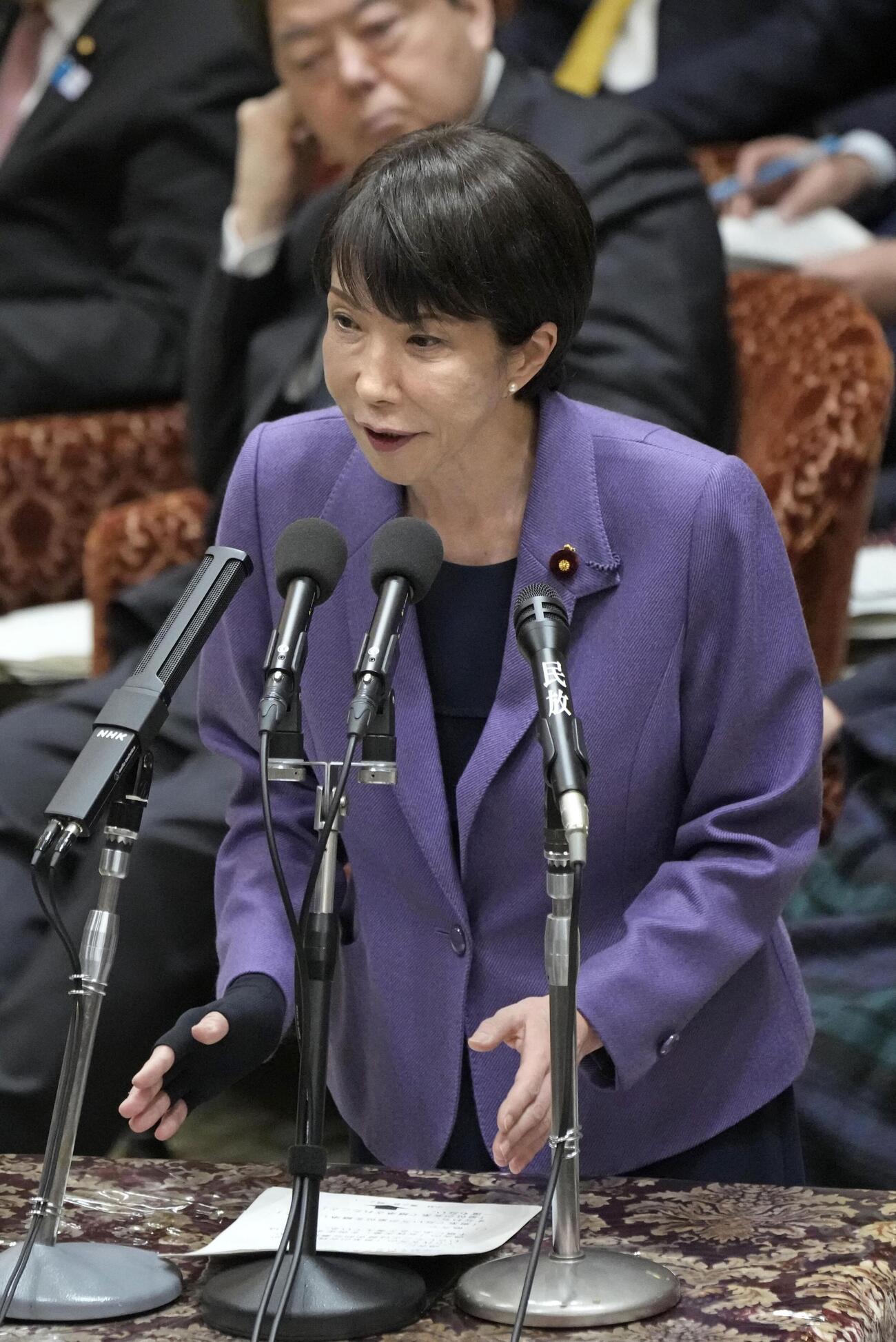 衆院予算委で答弁する高市首相（共同）
