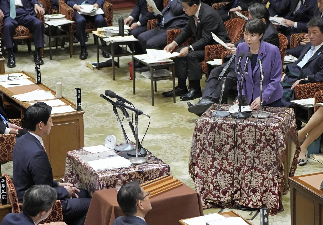 衆院予算委で答弁する高市首相（右）（共同）