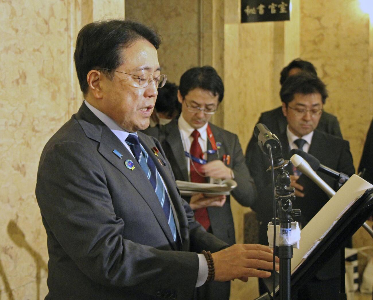 記者会見でラピダスへの出資を発表する赤沢経産相（共同）