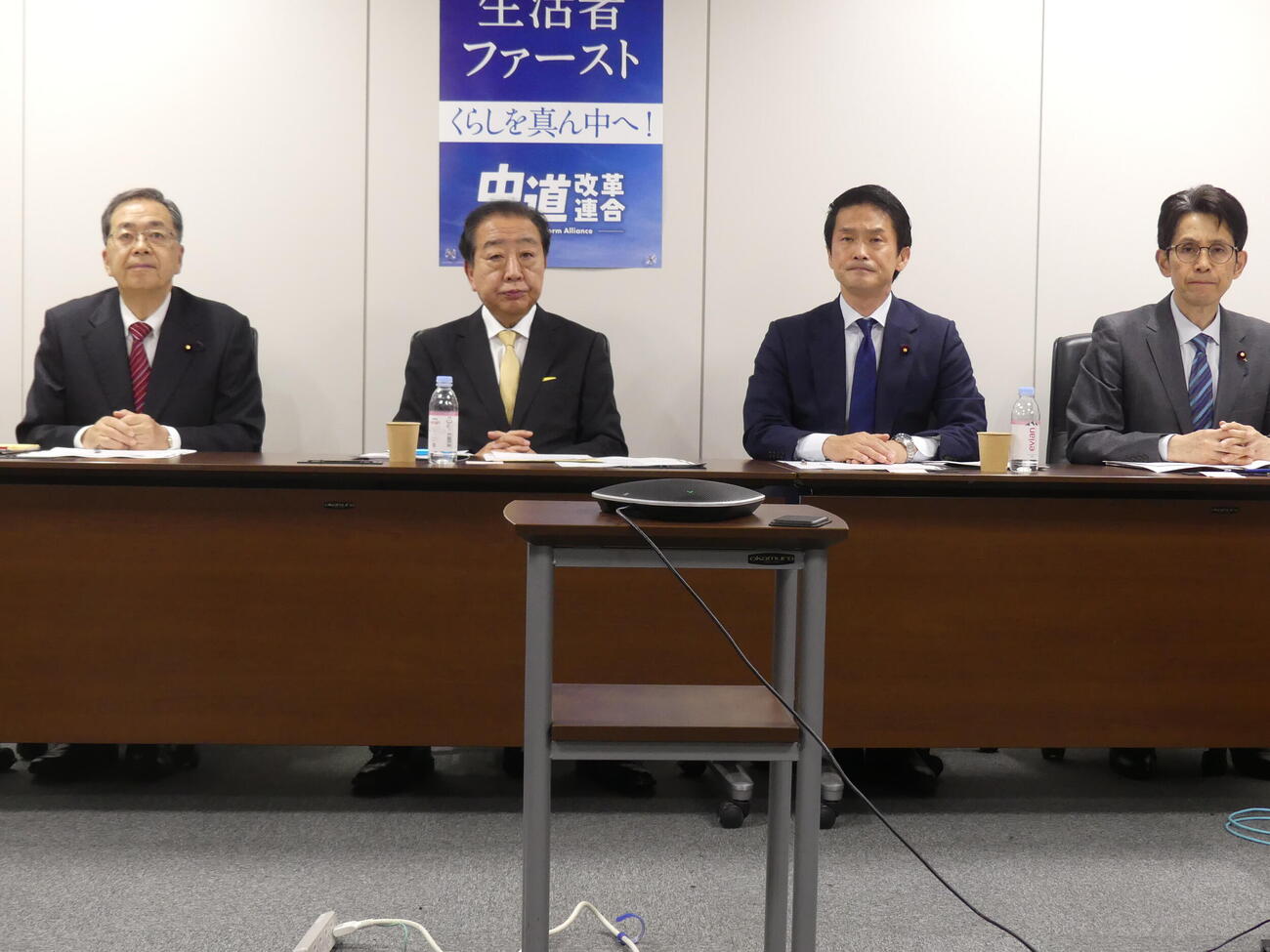 衆院選で落選した候補者へのオンラインヒアリングに臨む、中道改革連合の左から前共同代表の斉藤鉄夫、野田佳彦両氏、小川淳也代表、階猛幹事長（撮影・中山知子）