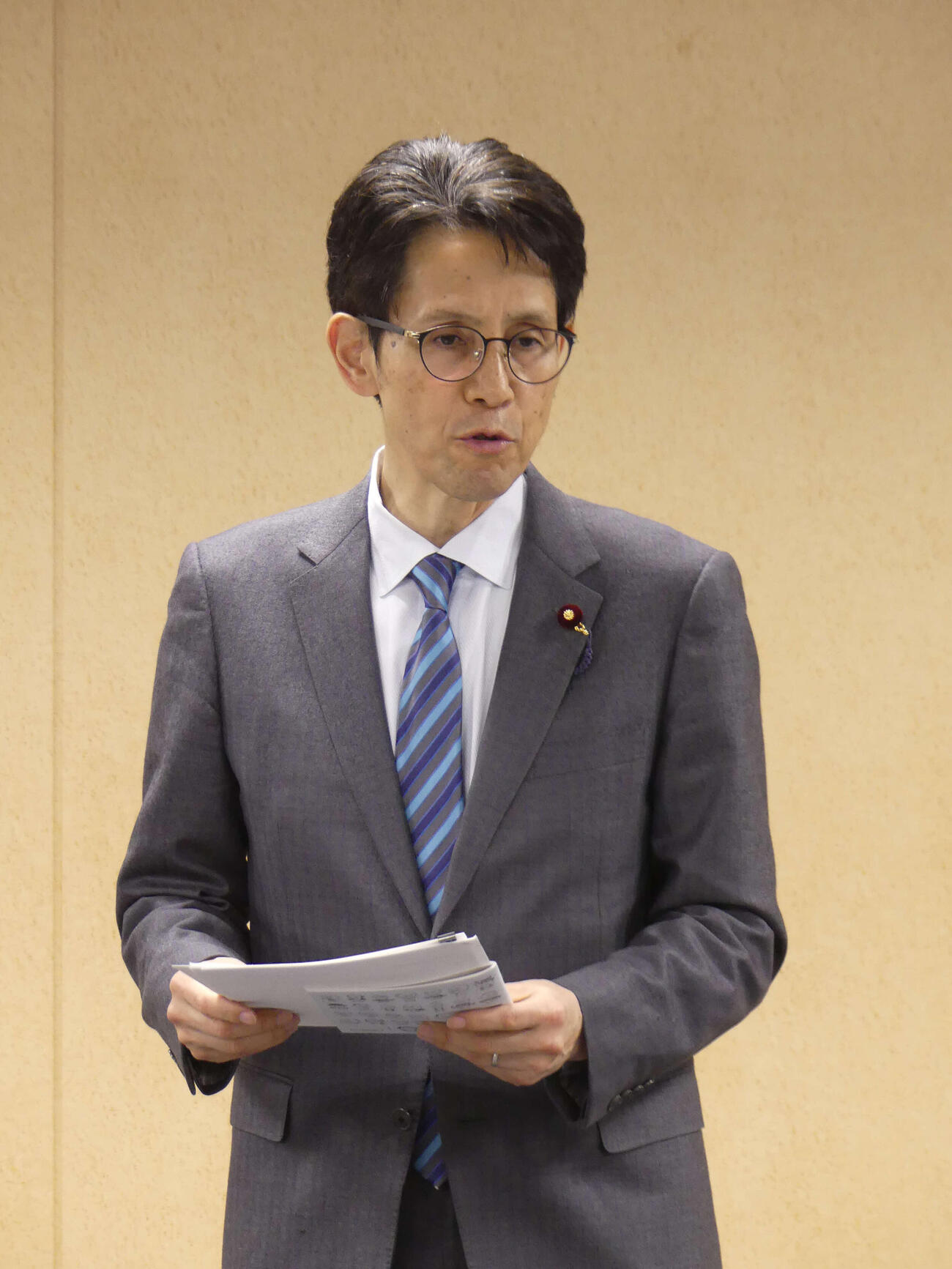 衆院選落選者へのヒアリングの途中経過について、取材に応じる中道改革連合の階猛幹事長（撮影・中山知子）