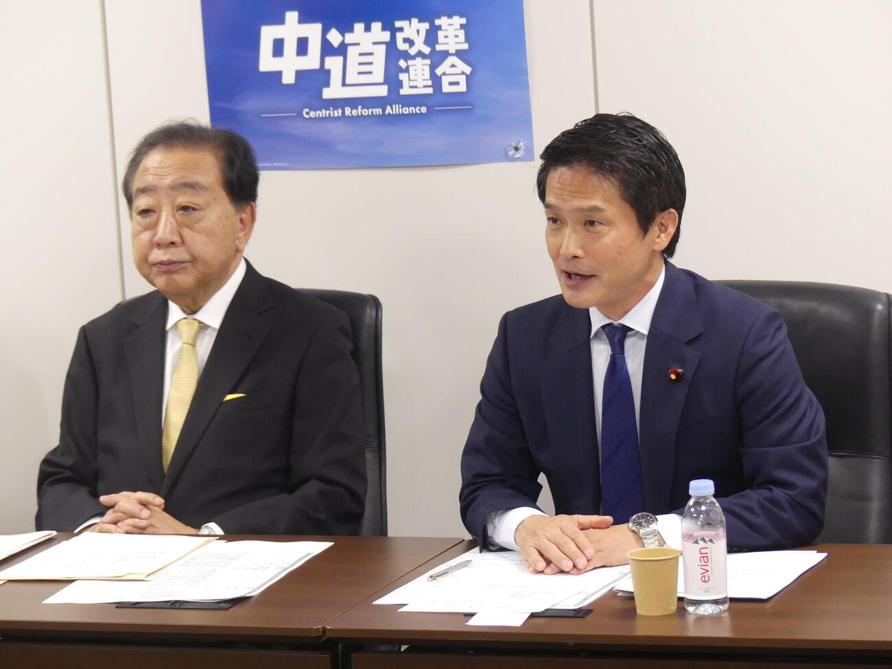 衆院選で落選した候補者へのオンラインヒアリングで、参加者に呼び掛ける中道改革連合の小川淳也代表。左は野田佳彦前共同代表（撮影・中山知子）