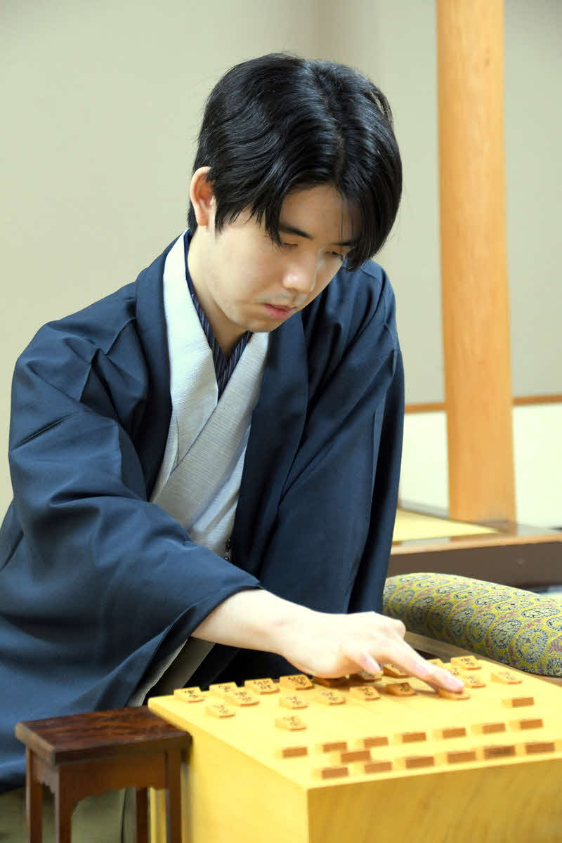 4連覇に向けて白星を先行させたい藤井聡太棋王（日本将棋連盟提供）