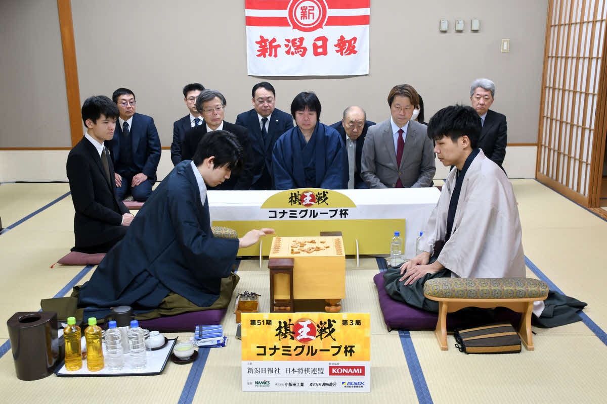 双方1勝1敗で迎えた棋王戦第3局は藤井聡太棋王（左）の先手で対局開始（右は増田康宏八段、日本将棋連盟提供）