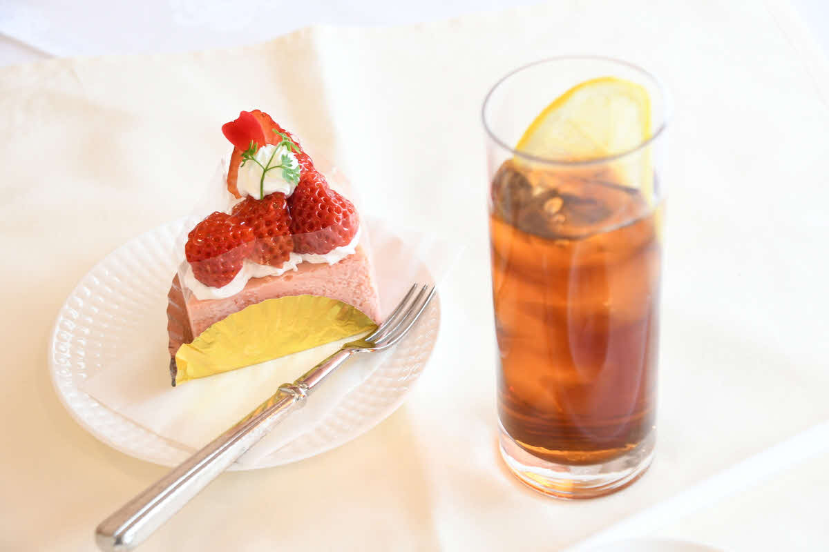 藤井聡太棋王の午前のおやつは「苺（いちご）のチーズケーキ」「アイスレモンティー」（日本将棋連盟提供）