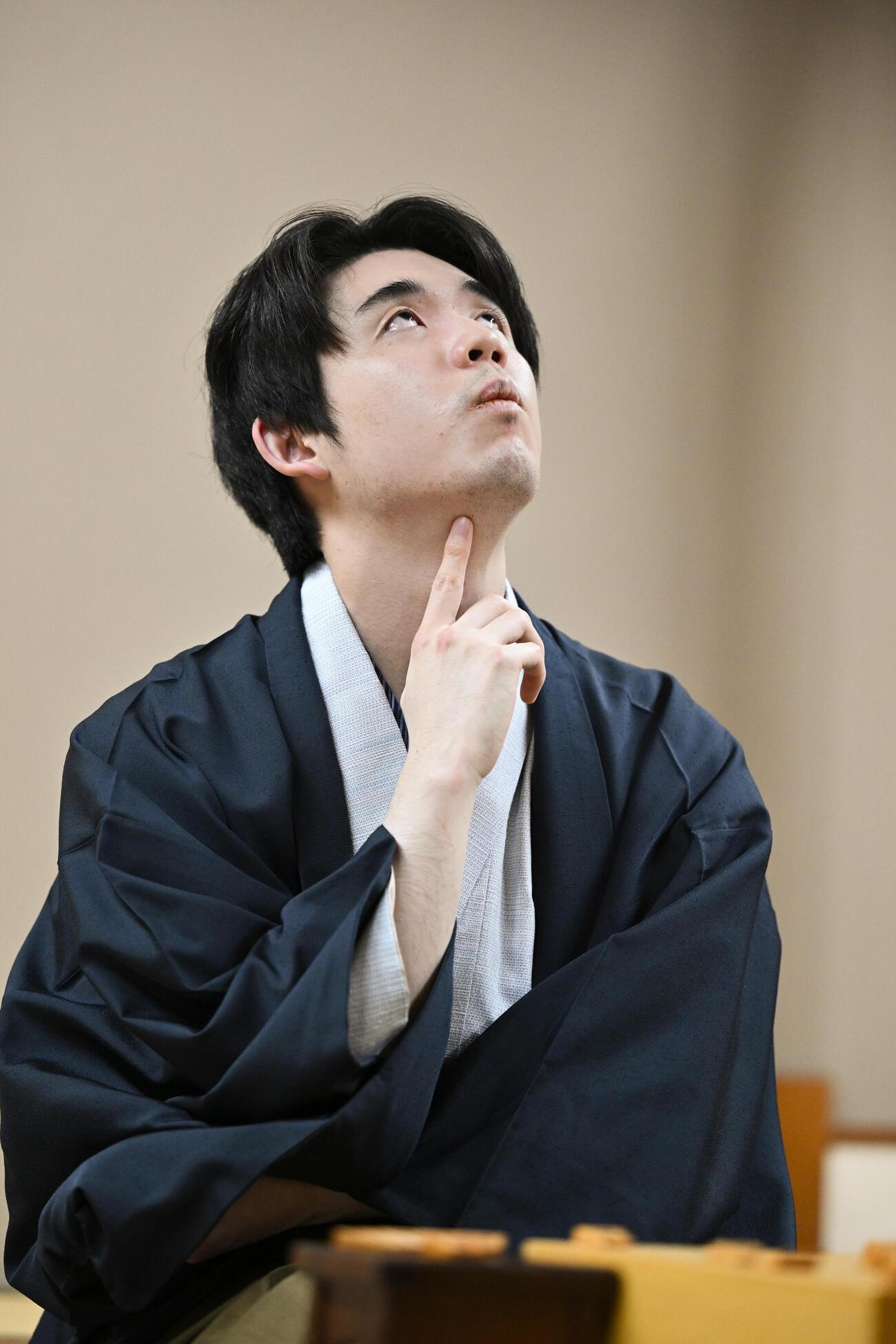 将棋の第51期棋王戦コナミグループ杯5番勝負第3局で、増田康宏八段に敗れた藤井聡太棋王＝1日午後、新潟市(共同)