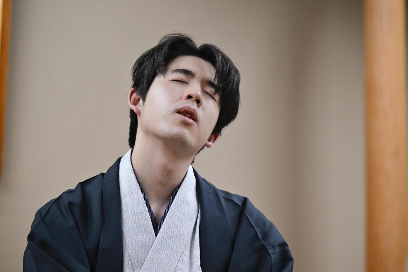 将棋の第51期棋王戦コナミグループ杯5番勝負第3局で、増田康宏八段に敗れた藤井聡太棋王＝1日午後、新潟市(共同)