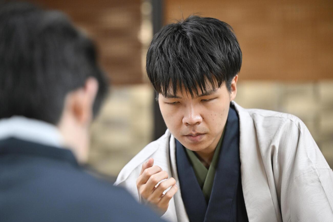 将棋の第51期棋王戦コナミグループ杯5番勝負第3局で、藤井聡太棋王（手前）を破った増田康宏八段＝1日午後、新潟市(共同)