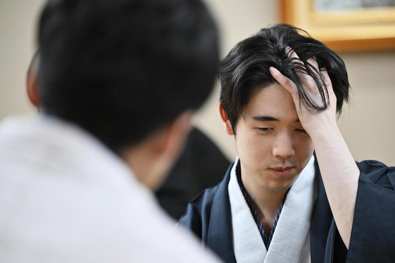 将棋の第51期棋王戦コナミグループ杯5番勝負第3局で、増田康宏八段（手前）に敗れた藤井聡太棋王＝1日午後、新潟市(共同)