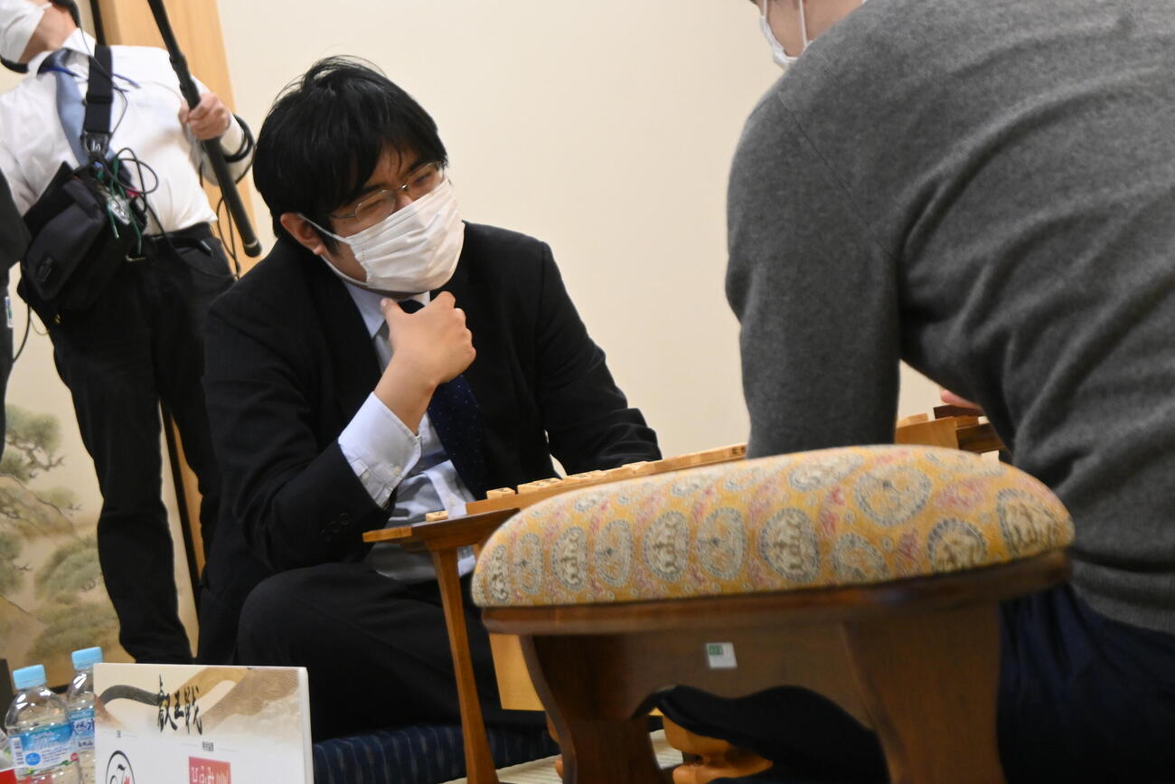 糸谷哲郎八段（2025年2月撮影）