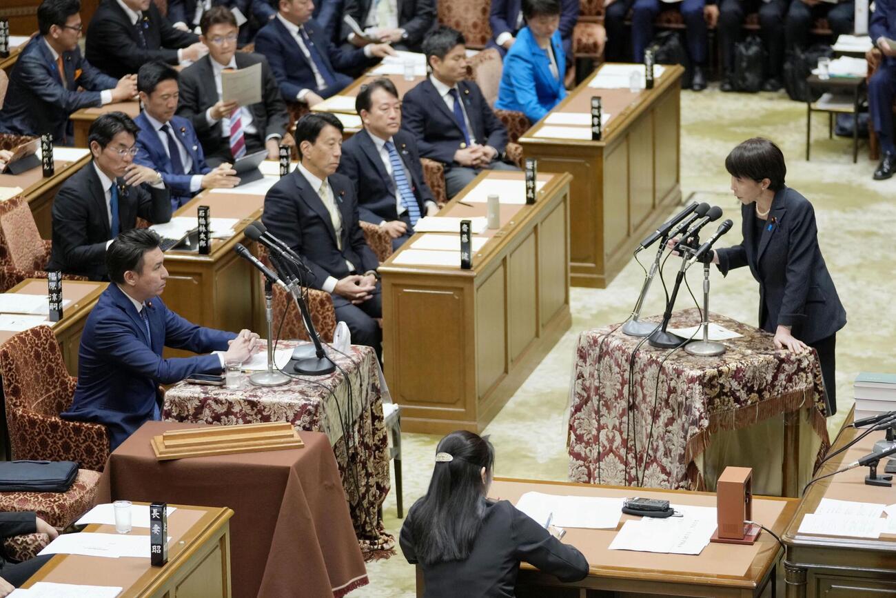 衆院予算委で答弁する高市首相＝2日午前（共同）