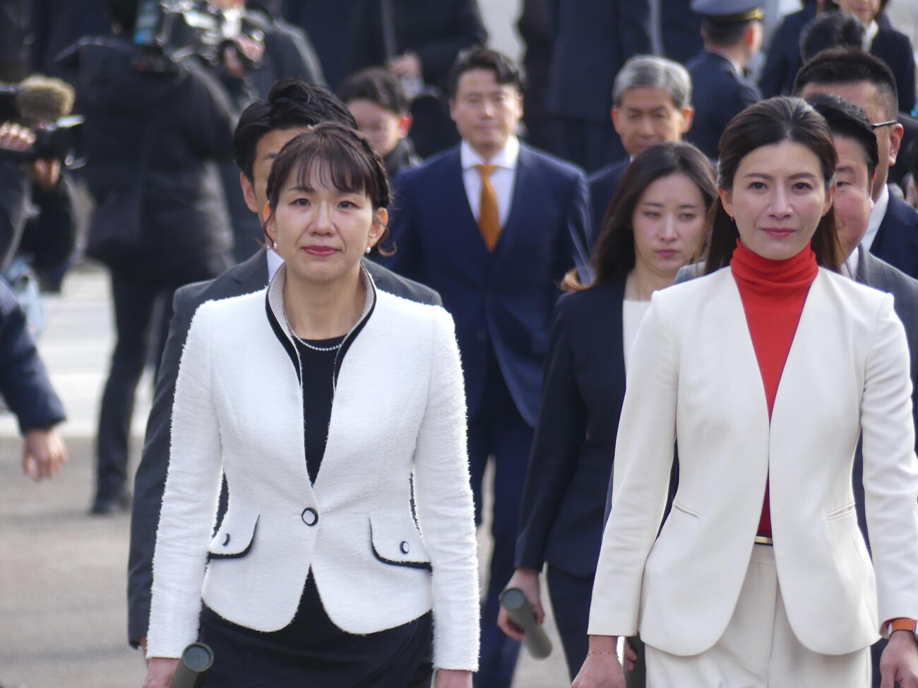 9年ぶりに国政復帰し、初登院で吉川里奈衆院議員（右）とともに参政党議員の先頭を歩く豊田真由子衆院議員（2026年2月18日）
