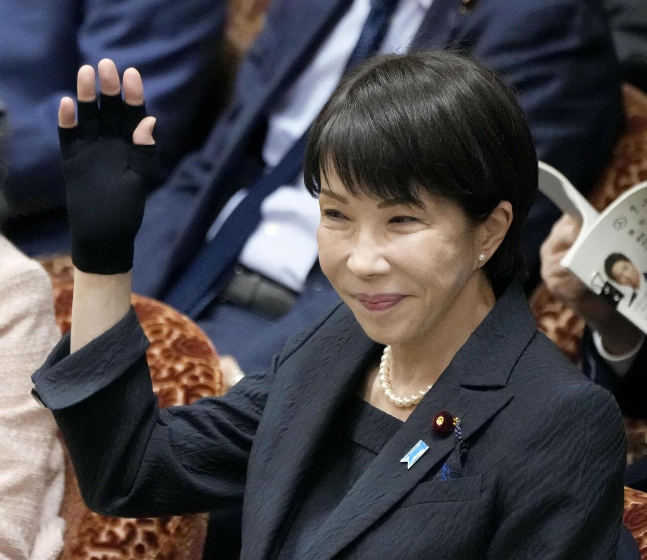 衆院予算委で答弁のため挙手する高市首相（共同）
