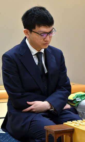 糸谷哲郎八段に敗れて惜しくも2年連続の名人戦挑戦を逃した永瀬拓矢九段（日本将棋連盟提供）
