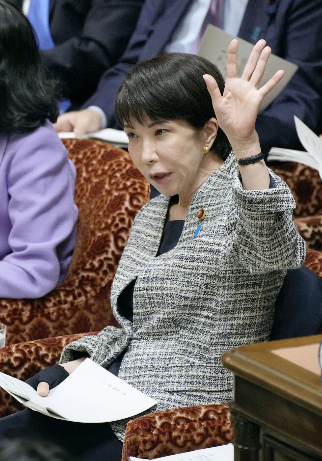 衆院予算委で挙手する高市首相＝3日午前（共同）