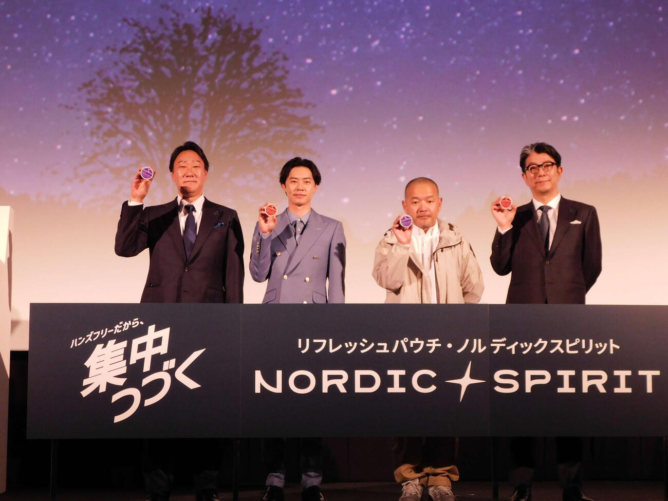 登壇した左からJT山口顕統括部長、俳優戸塚純貴、大根仁映像ディレクター、JT荒木隆史専務執行役員
