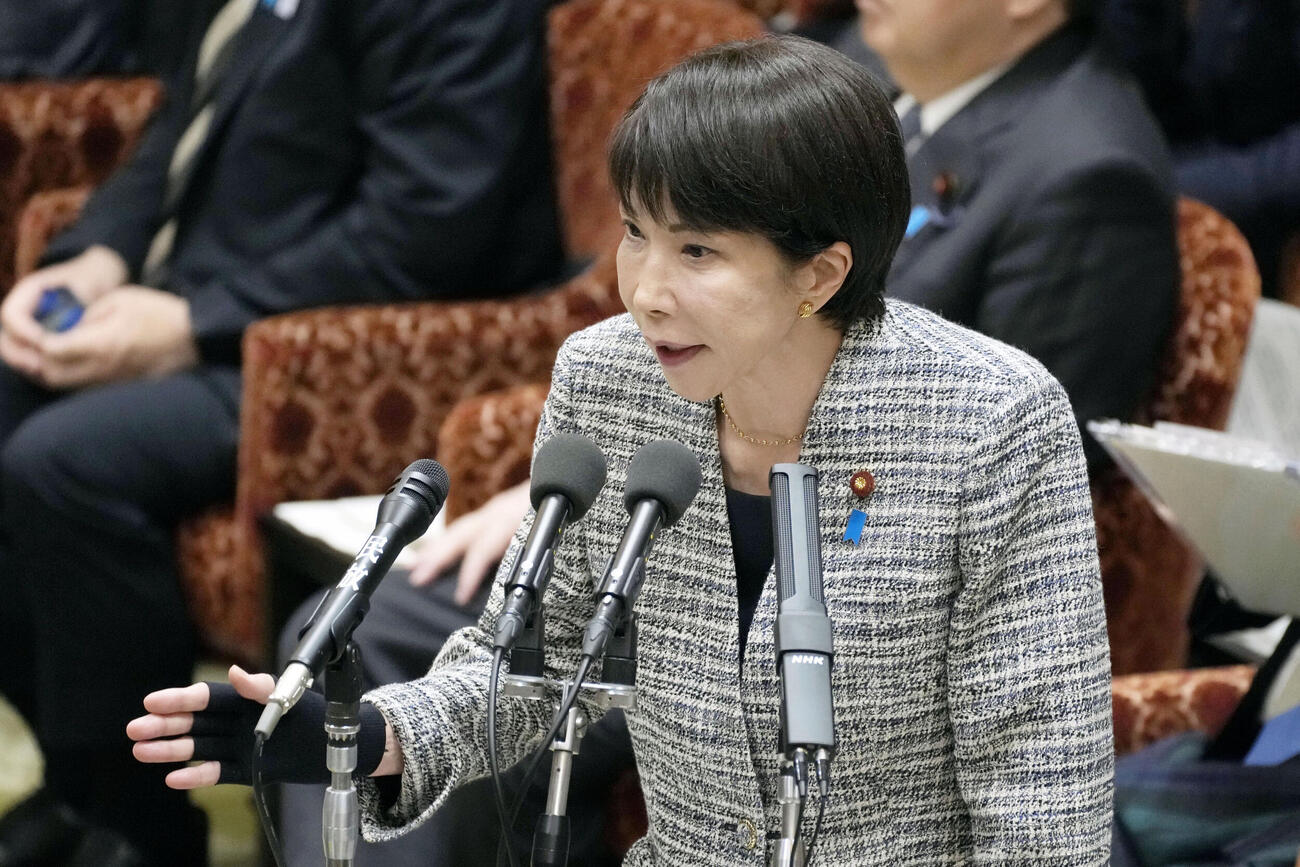 衆院予算委で答弁する高市首相（共同）