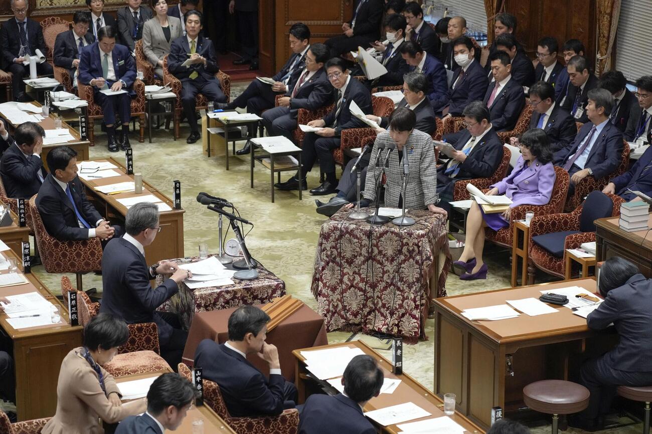 衆院予算委で答弁する高市首相（共同）