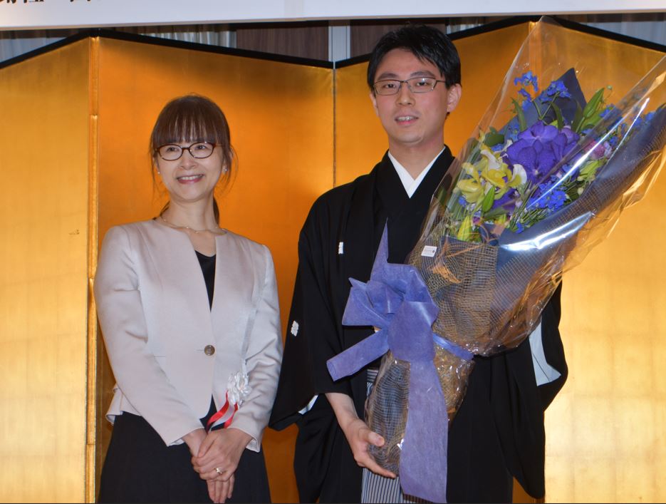 祝辞を述べた吉原由香里六段（左）から贈られた花束を手にする一力遼天元（右）