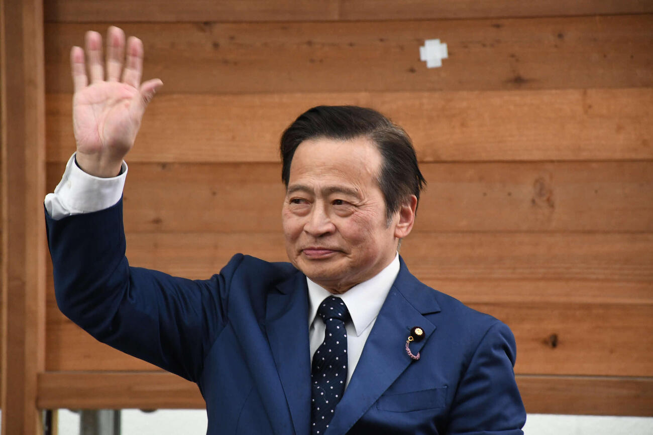 党公認候補の応援演説に駆けつけた社民党のラサール石井参院議員（撮影・阪口孝志）