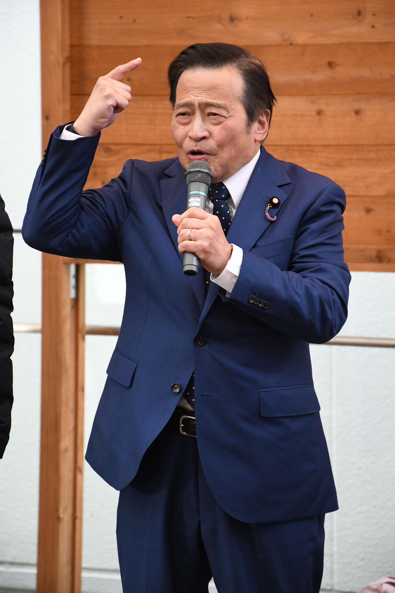 党公認候補の応援演説に駆けつけた社民党のラサール石井参院議員（撮影・阪口孝志）
