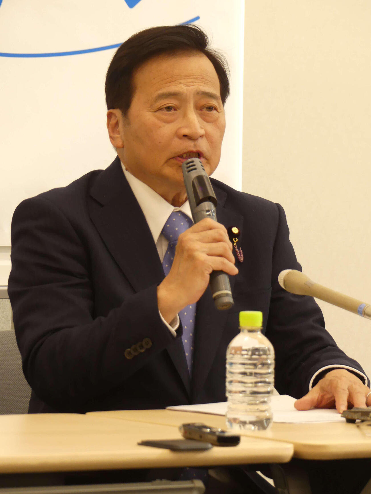 社民党党首選の候補者会見で自身の政策を訴えるラサール石井氏（撮影・中山知子）
