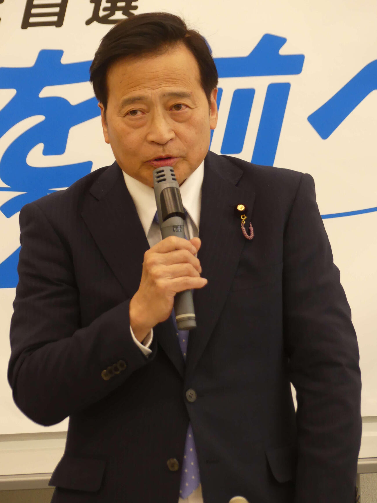 告示された社民党党首選に立候補し、記者会見するラサール石井氏（撮影・中山知子）
