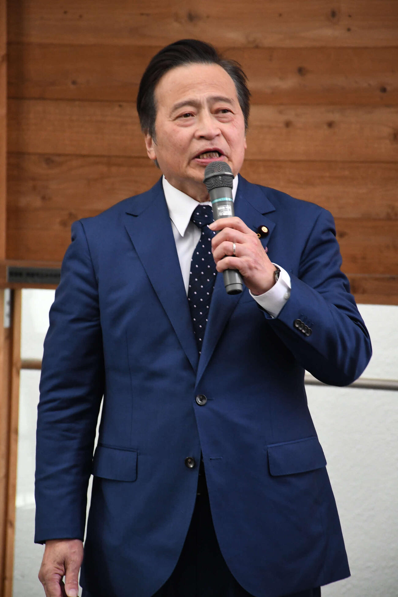 党公認候補の応援演説に駆けつけた社民党のラサール石井参院議員（撮影・阪口孝志）