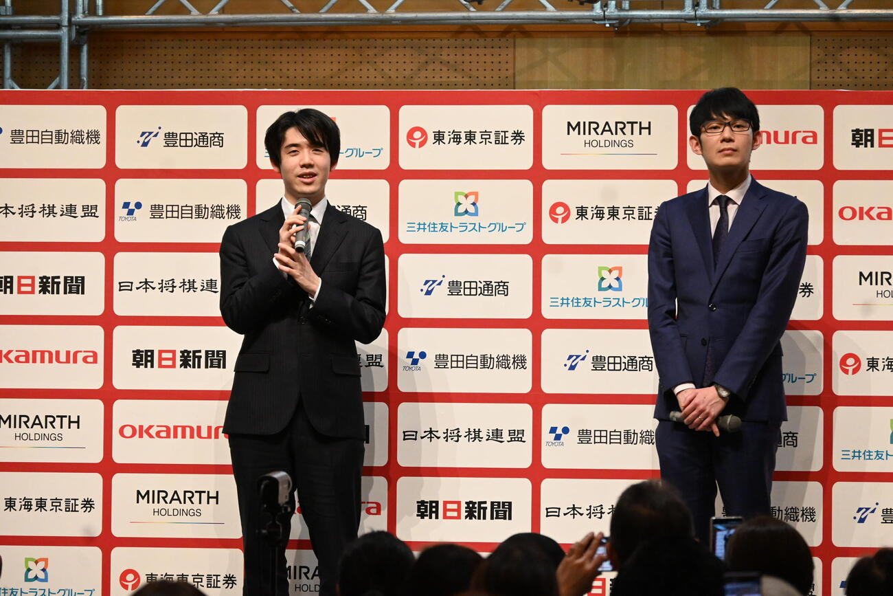 終局後、インタビューに応じる藤井聡太6冠（左）と斎藤慎太郎八段（2026年1月）