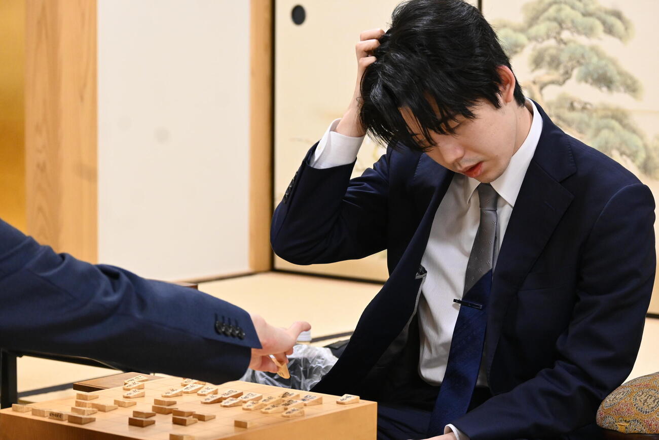 叡王戦準決勝後、感想戦を行った藤井聡太6冠（撮影・松浦隆司）
