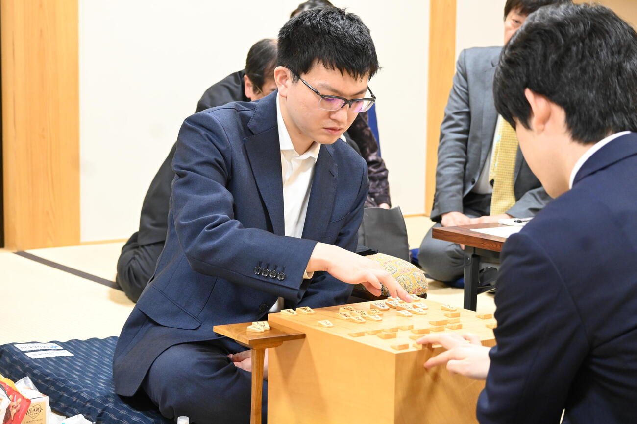 叡王戦準決勝後、感想戦を行った藤井聡太6冠（右）永瀬拓矢九段（撮影・松浦隆司）