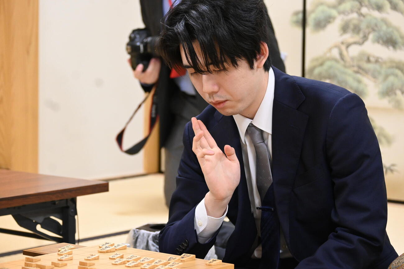 叡王戦準決勝後、感想戦を行った藤井聡太6冠（撮影・松浦隆司）