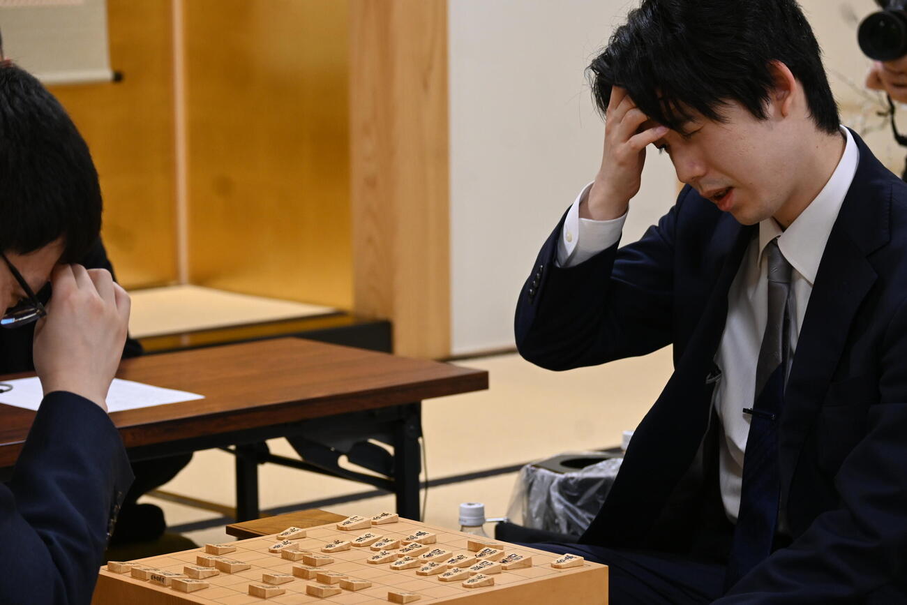 叡王戦準決勝後、感想戦を行った藤井聡太6冠（撮影・松浦隆司）