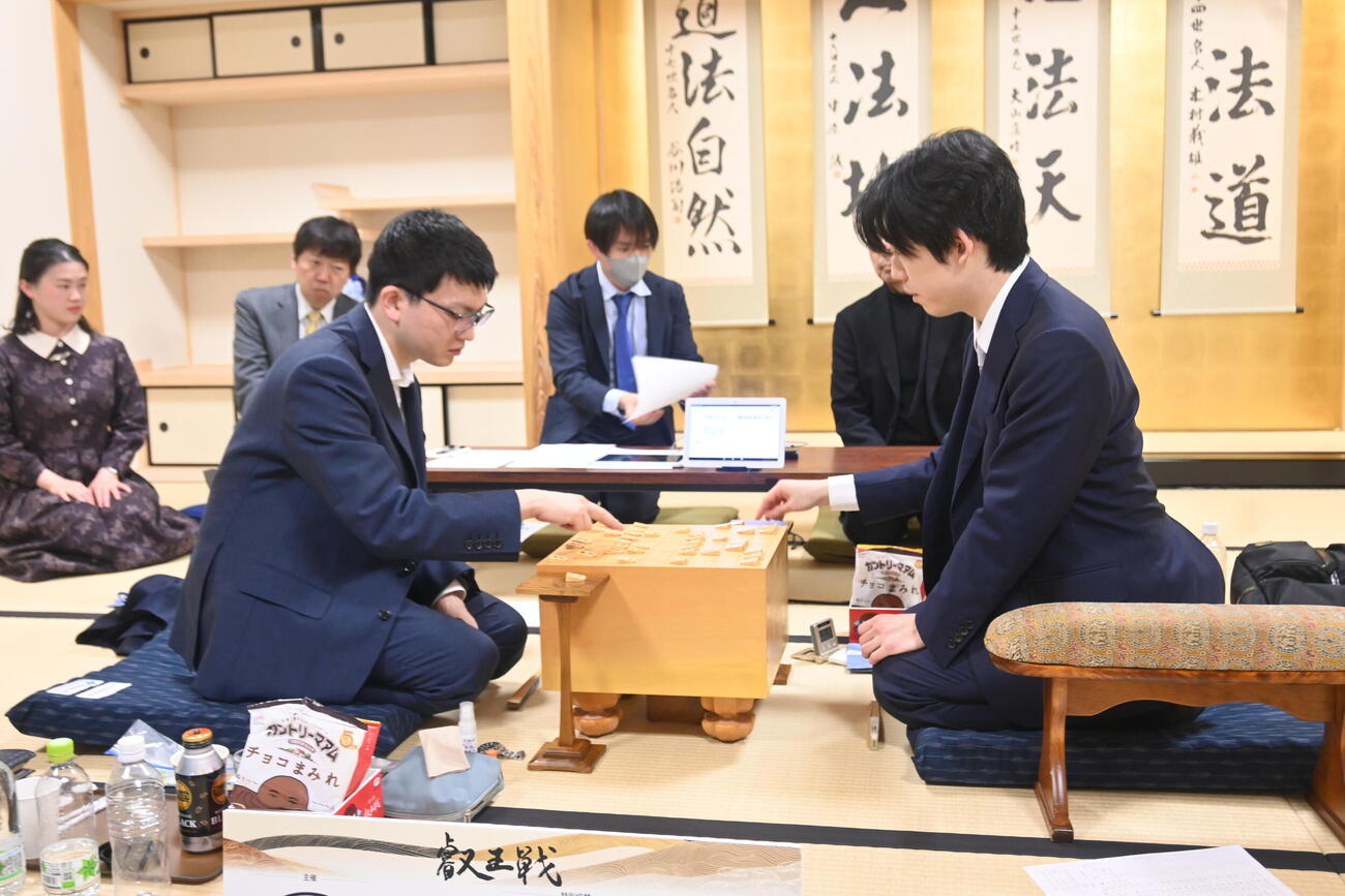叡王戦準決勝後、感想戦を行った藤井聡太6冠（右）永瀬拓矢九段（撮影・松浦隆司）