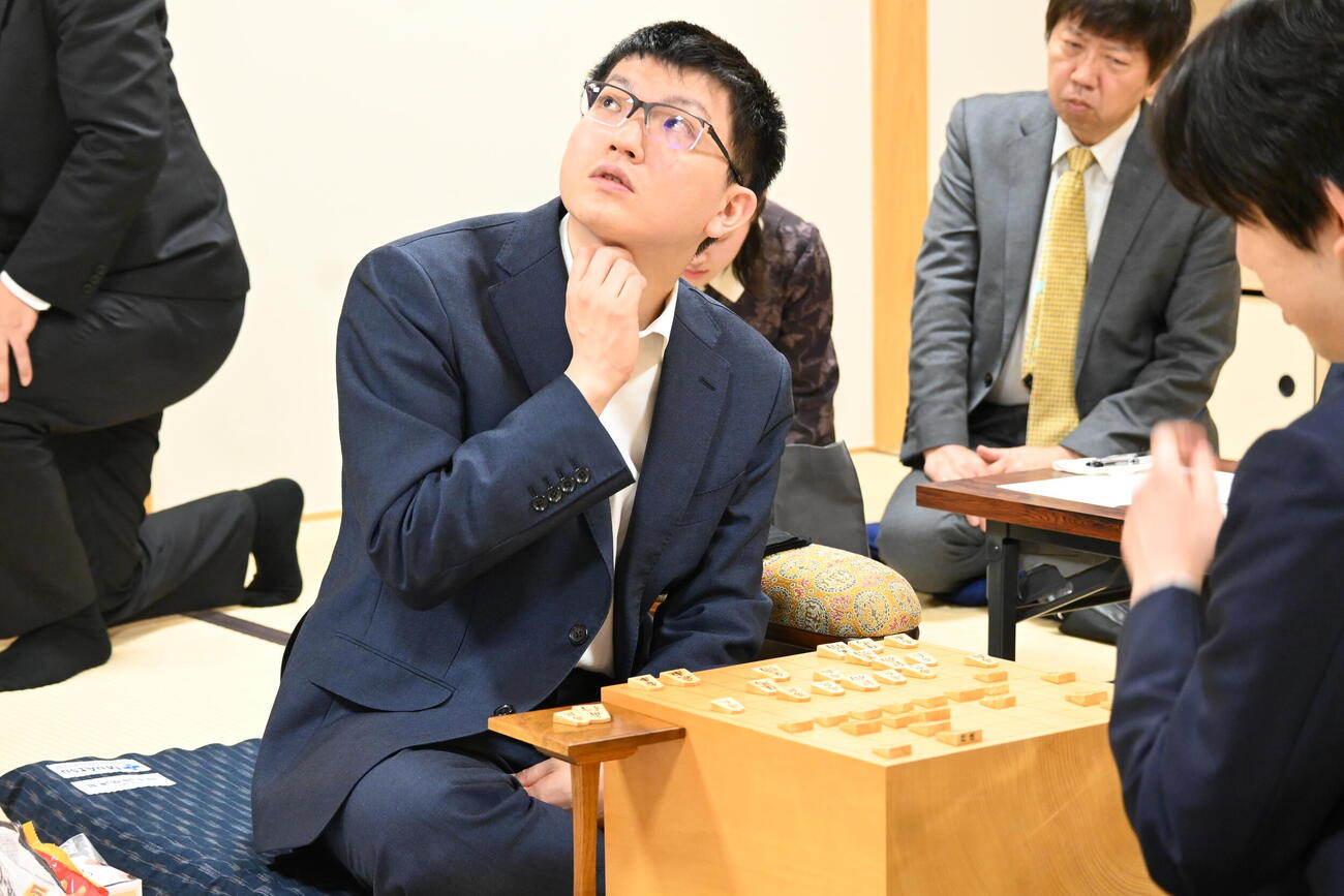叡王戦準決勝後、感想戦を行った藤井聡太6冠（右）永瀬拓矢九段（撮影・松浦隆司）